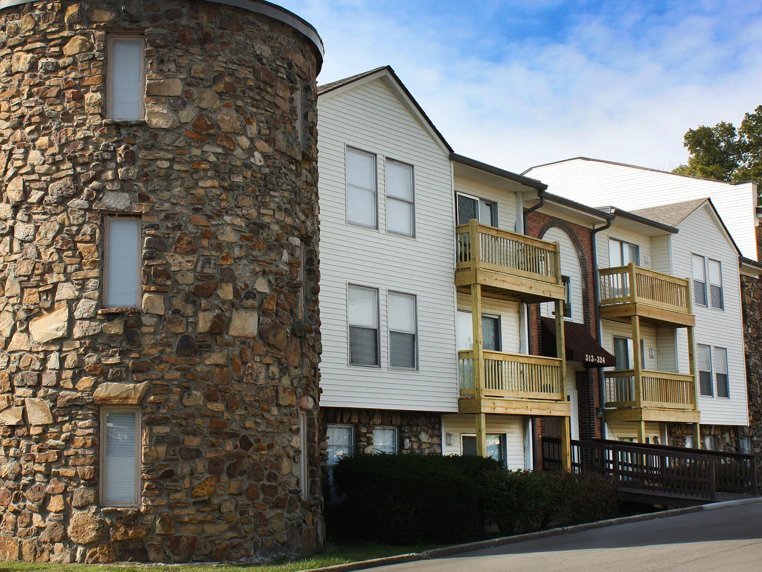 Knobs Pointe Apartments — Photo 1