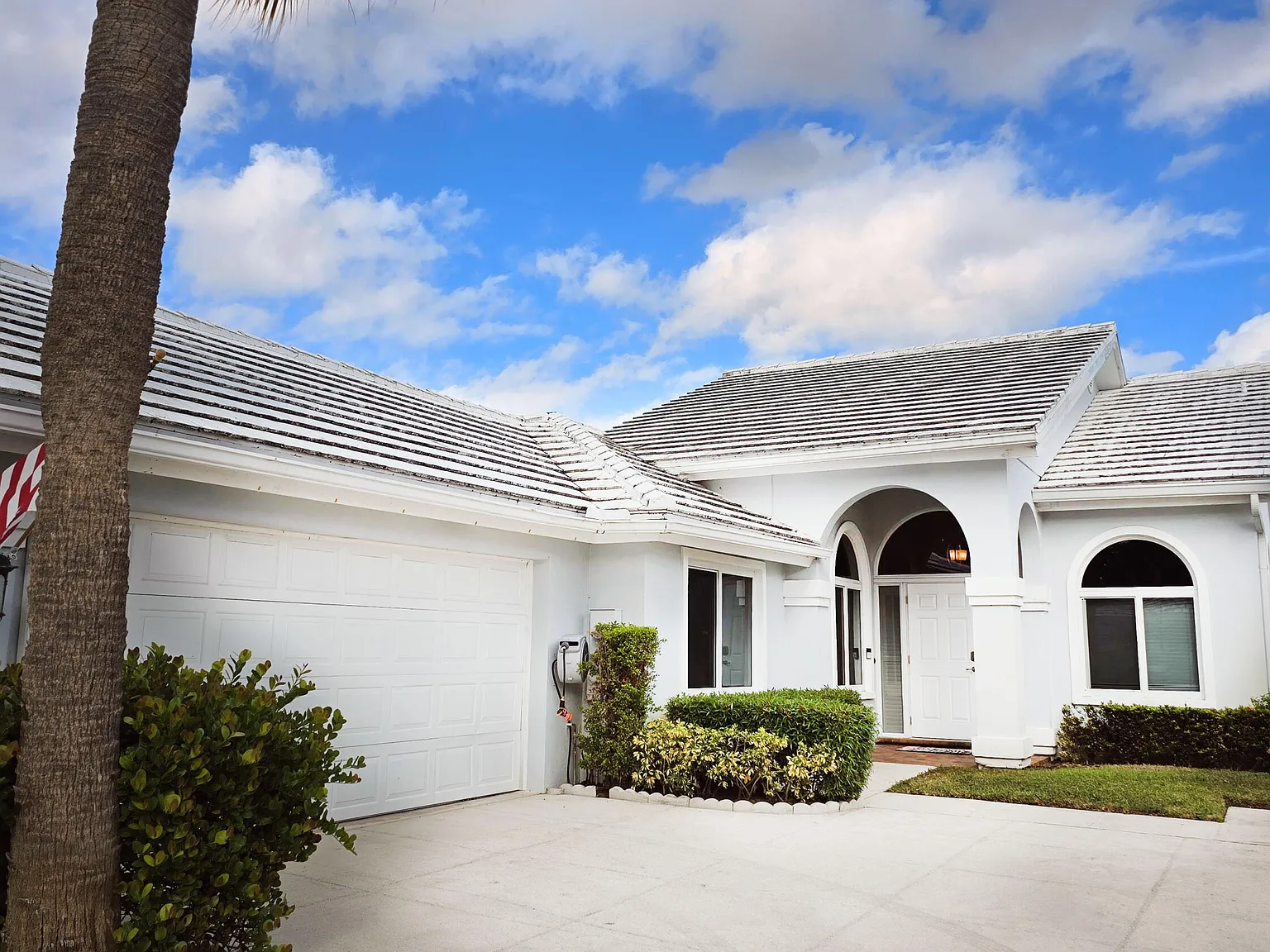 3 bed, 2.0 bath, 2271 sqft, $3,750 — Photo 2