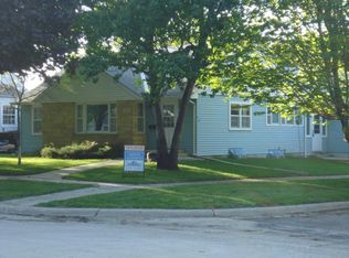 902 12th St, Spirit Lake, IA 51360