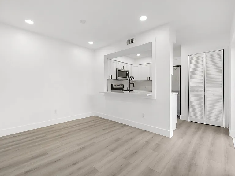 1111 SE 8th Ter #3F — Photo 16