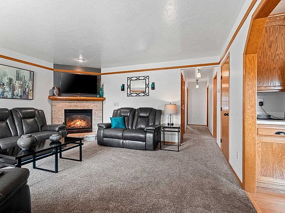 5th image of 931 Gerard Dr