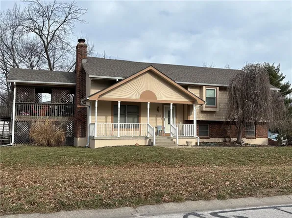 1118 NE Deerbrook Ter, Lees Summit, MO 64086