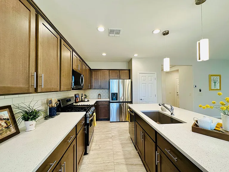 1436 E Basalt Dr — Photo 3