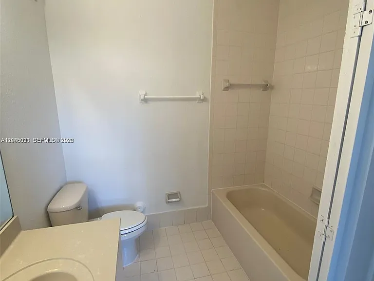 1660 SE 29th St #109 — Photo 14