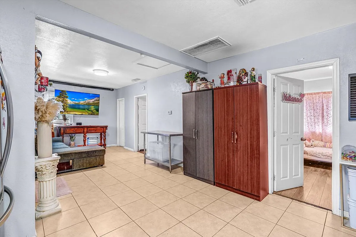 3 bed, 3.0 bath, 611 sqft, $3,600 — Photo 3