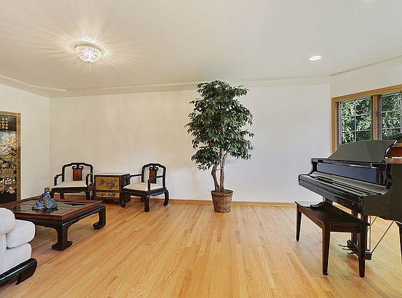 5th image of 310 Royal Oak Dr