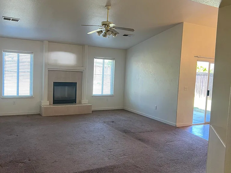 740 Harbor Dr — Photo 3