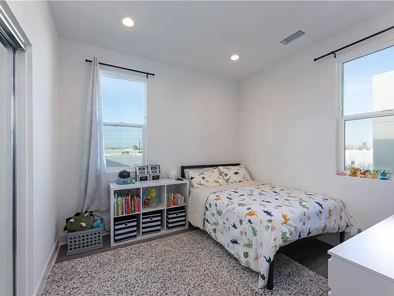 927 E Mason Ln — Photo 16