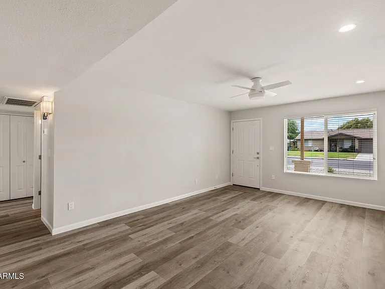 224 E Oxford Dr — Photo 21