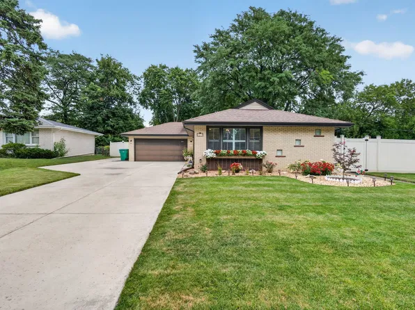 1043 Walter St, Lemont, IL 60439