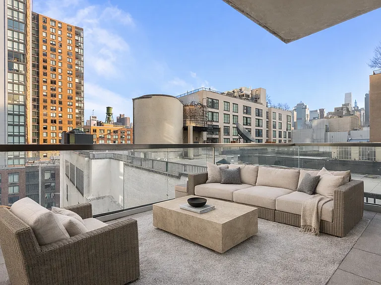 555 W 43rd St #7A — Photo 7