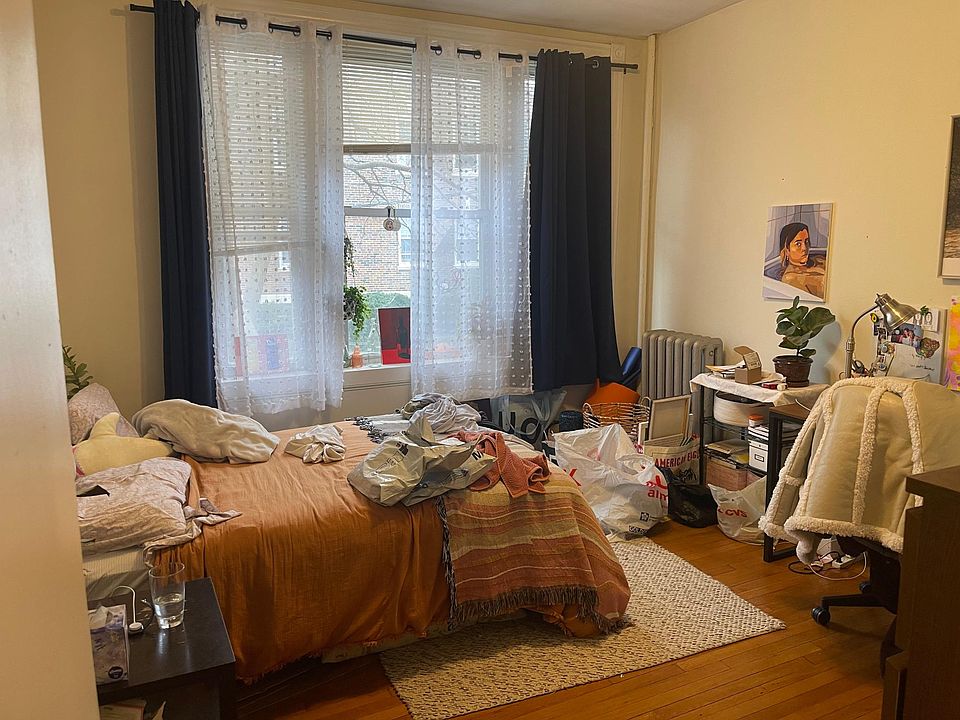2nd image of 33 Gibbs St #1