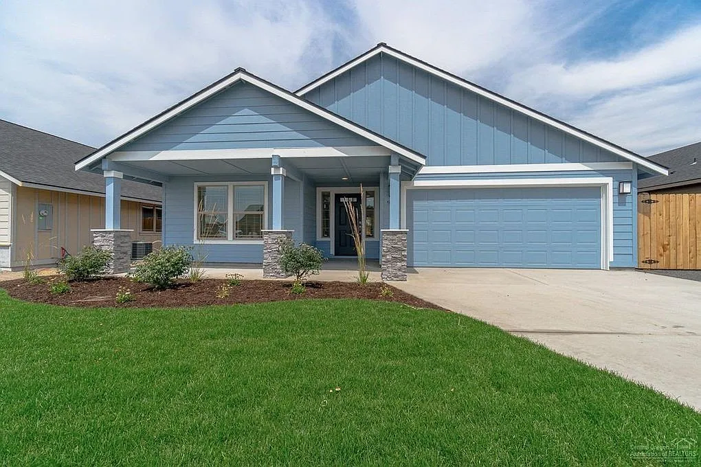 Gorgeous NW Redmond Home with View of the Cascade Mountains! — Photo 1