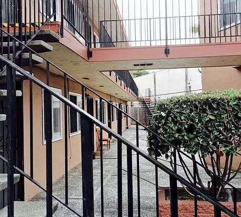 Courtyard for Tiki Apartments