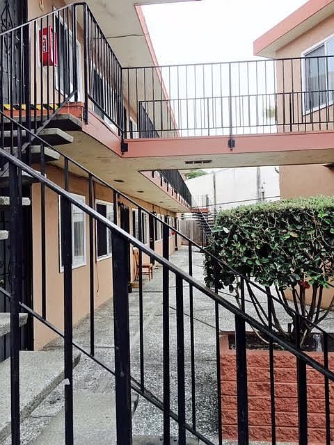 Courtyard for Tiki Apartments
