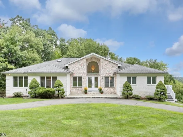 4 Valley View Dr, North Haledon Boro, NJ 07508