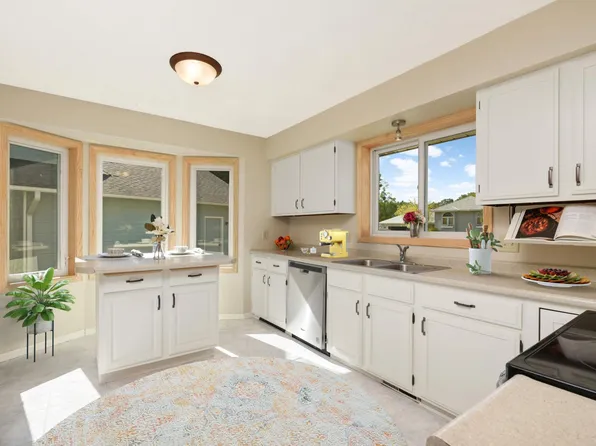 332 Oakwood Dr, Shoreview, MN 55126