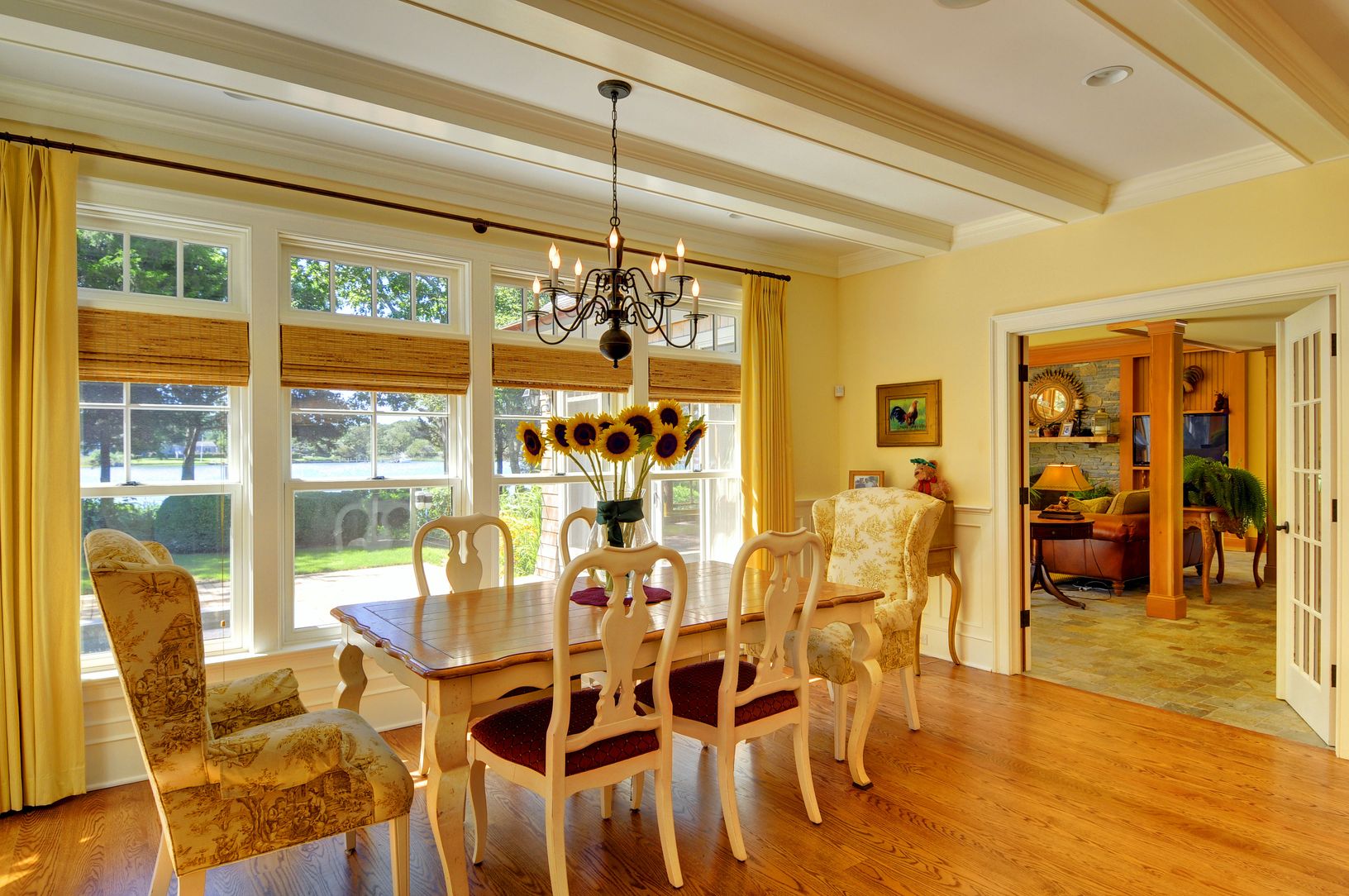  Dining area looking out to pool