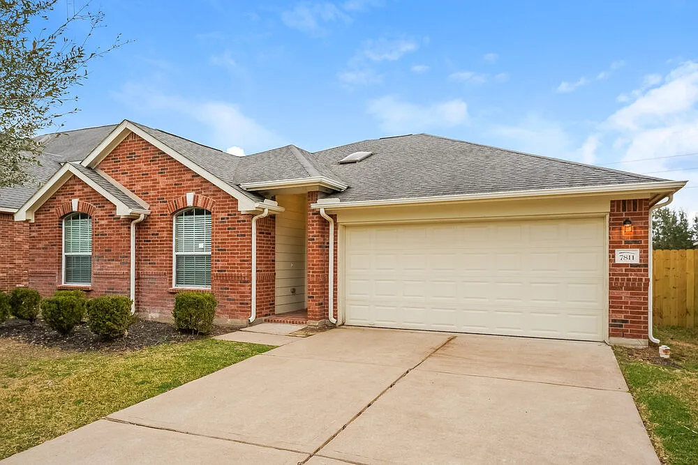 3 bed, 2.0 bath, 2066 sqft, $2,270 — Photo 1
