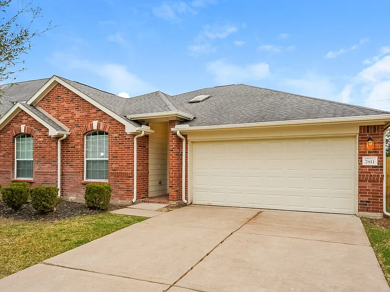 7811 Iris Glen Ln — Photo 1