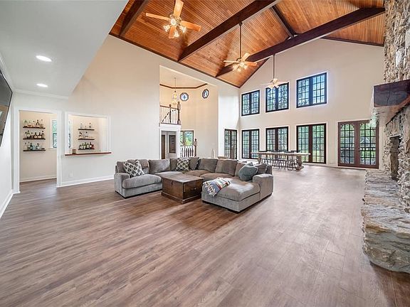 5th image of 533 Country Club Dr