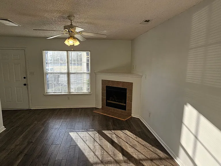 204 Fairwood Ct — Photo 8