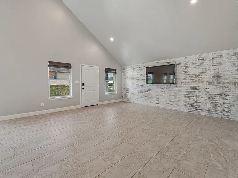 2604 Santiago Dr — Photo 4