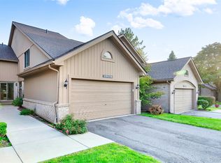 29556 Sierra Pointe Cir, Farmington, MI 48331