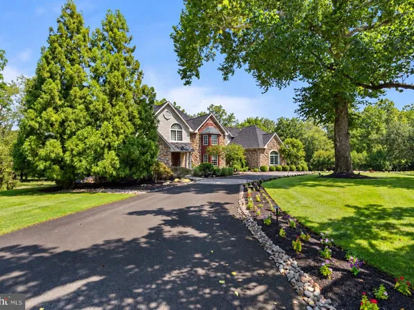 625 Creek Ln, Flourtown, PA 19031