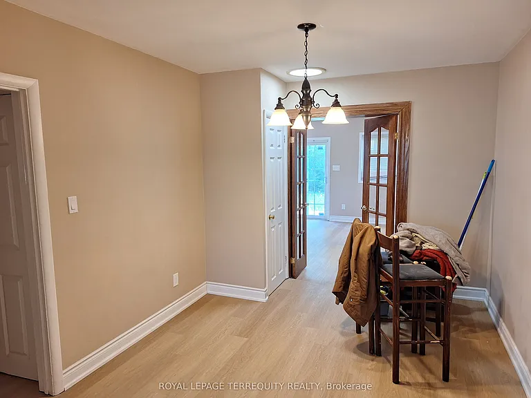 17 Compton Cres — Photo 8