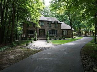 260 Indian Ridge Dr, Brookfield, WI 53005