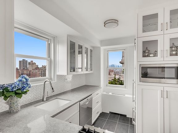 3rd image of 101 W 12th St APT 21H