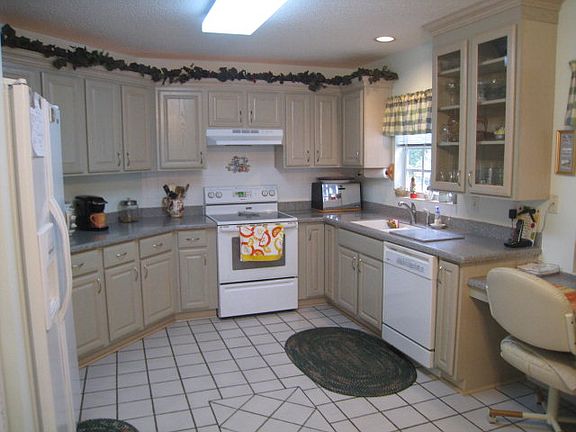 3rd image of 20 Bristol Dr