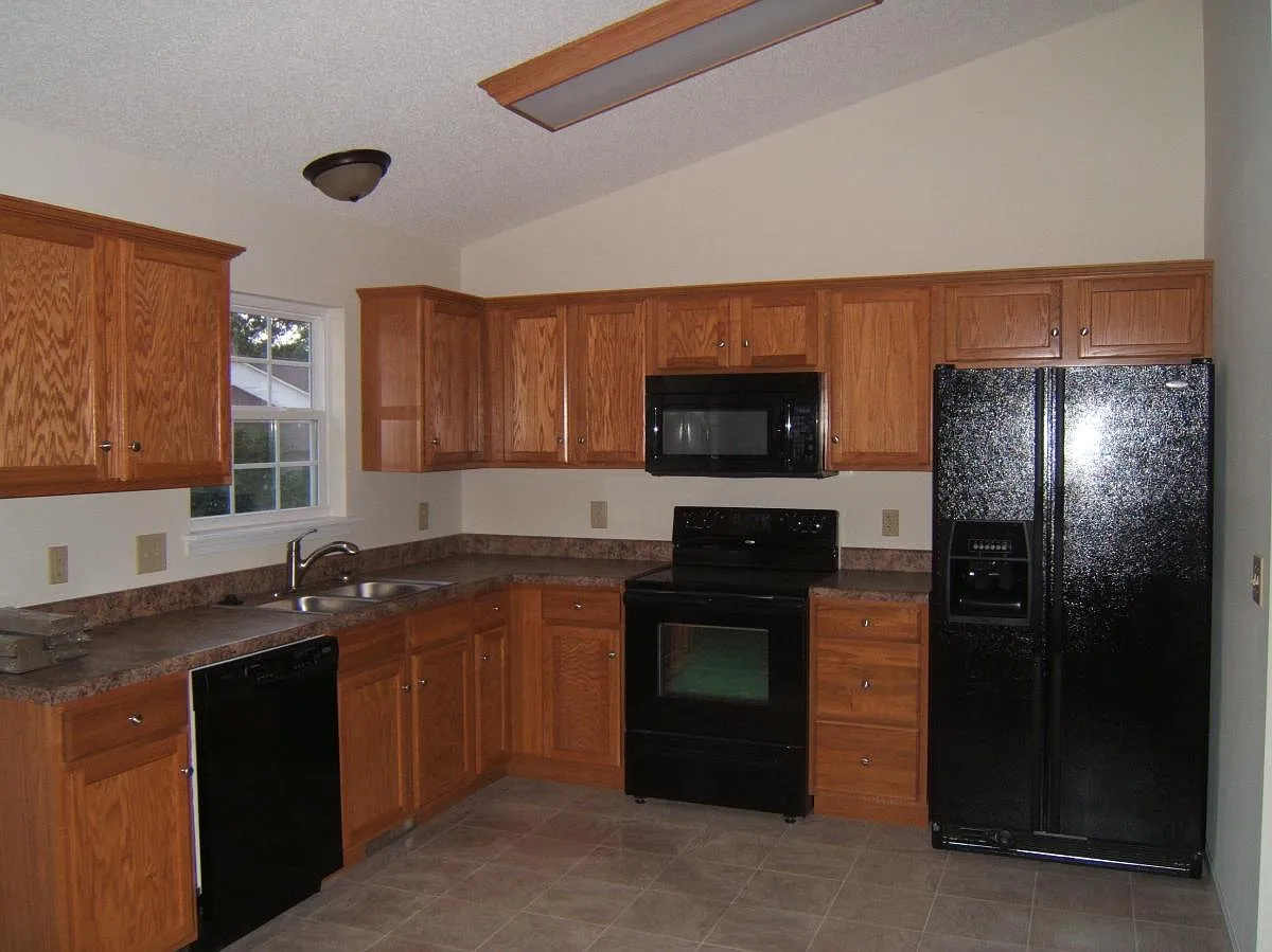 3 bed, 1300 sqft, $1,900 — Photo 2