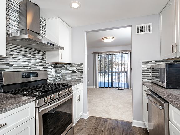 4th image of 1060 Bristol Ct #1