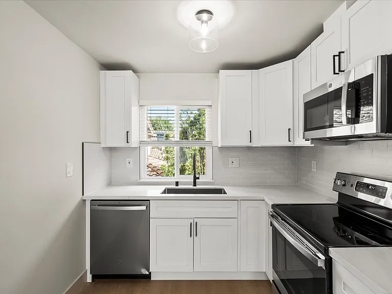 215 W Olive Ave — Photo 1