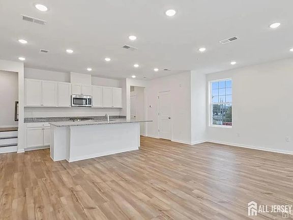 3rd image of 735 Station Rd