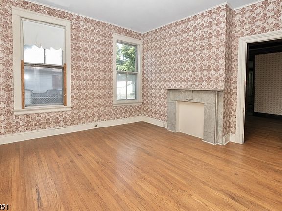 4th image of 27 Augusta St