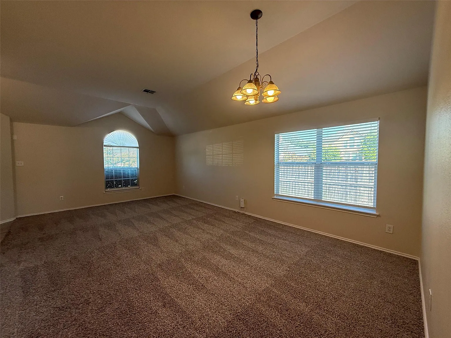 4 bed, 2.0 bath, 1917 sqft, $2,095 — Photo 3