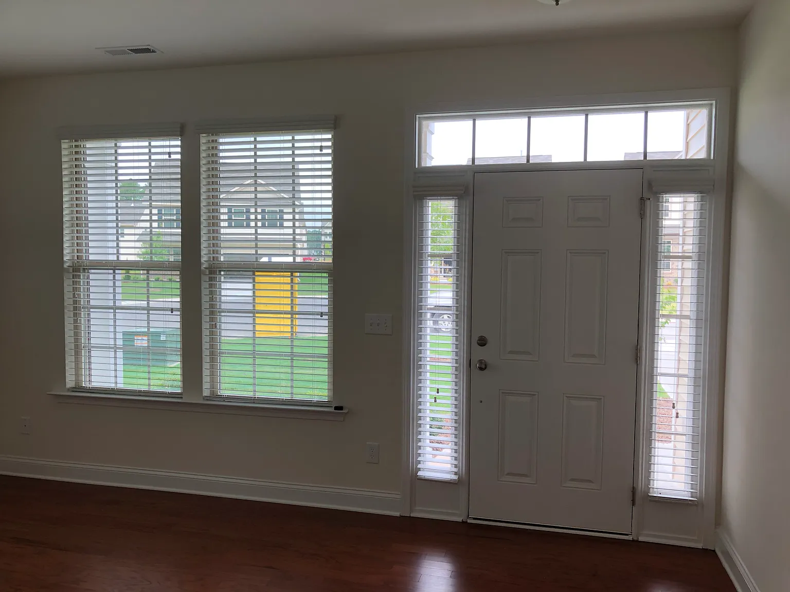4 bed, 2.5 bath, 2350 sqft, $2,350 — Photo 4