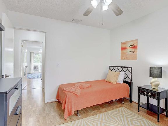5th image of 821 NE 8th Ave APT A