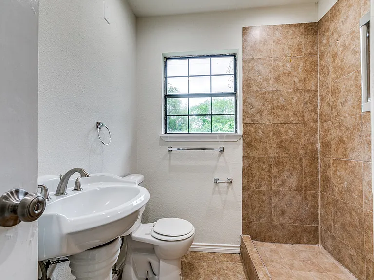 247 E Amber St — Photo 5