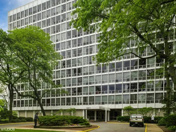 601 E 32nd St Penthouse 5, Chicago, IL 60616