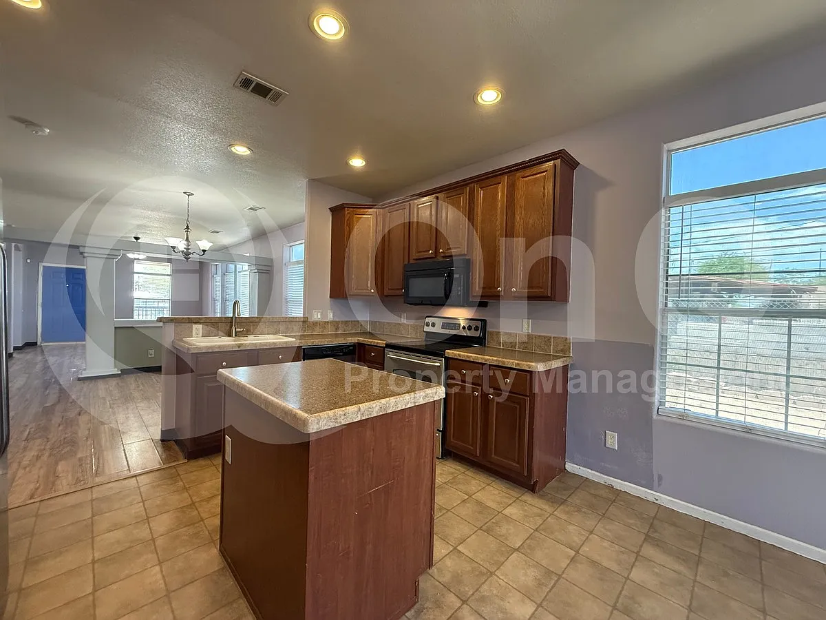 3 bed, 2.0 bath, 1792 sqft, $1,800 — Photo 3