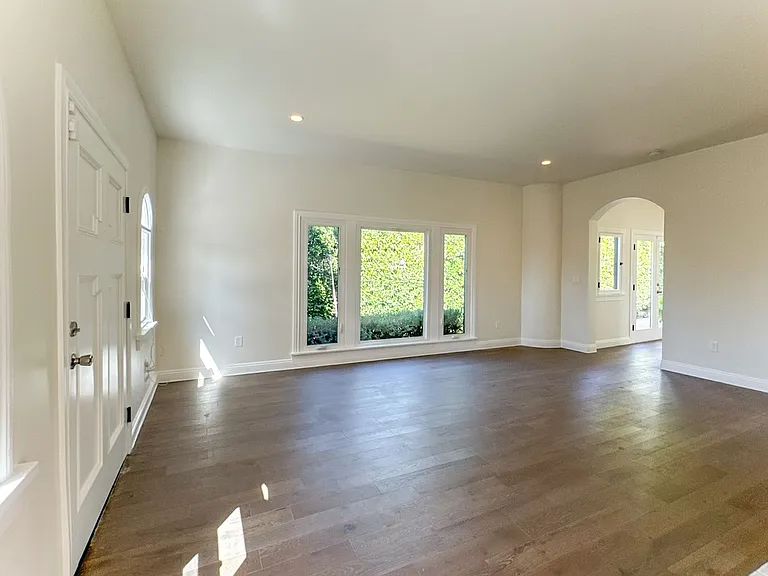 1043 S Plymouth Blvd — Photo 23