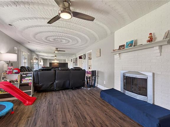 3rd image of 909 Portland St