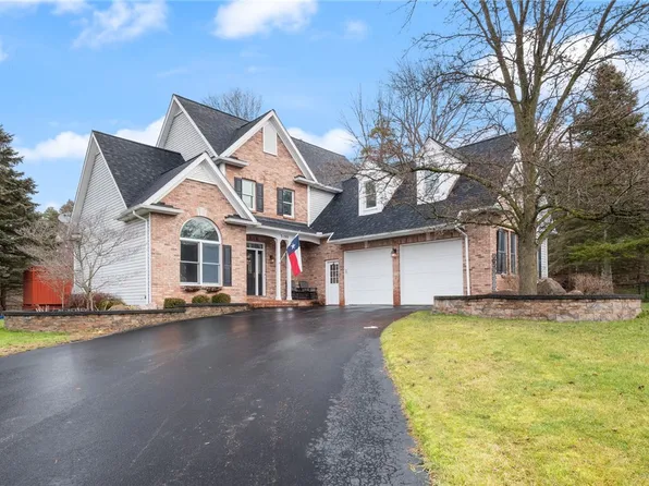 3190 Valley Dr, Walworth, NY 14568