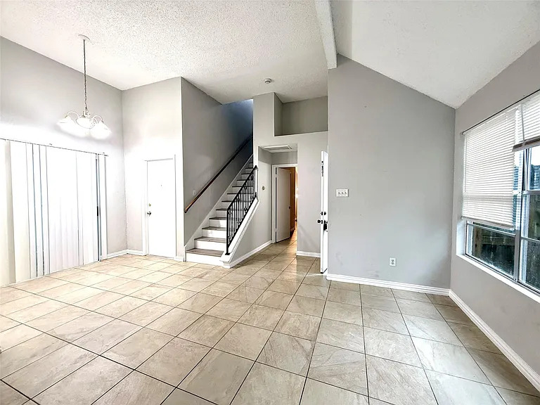 18586 N Lyford Dr — Photo 2