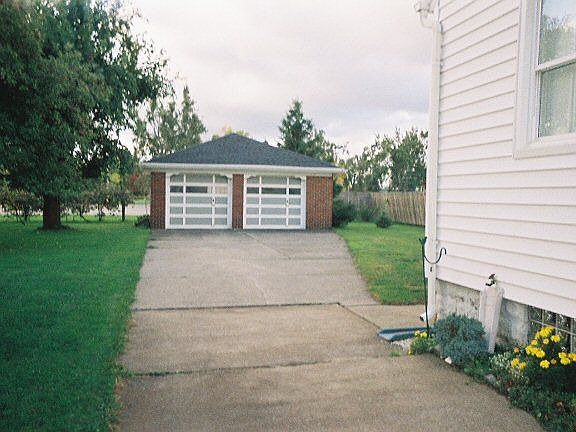 3rd image of 33 Brown St