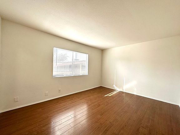 5th image of 13512 Moorpark St APT 205